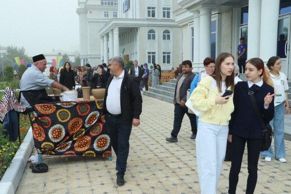 Празднование Навруза и выставка достижений Университета — IMG_9083.jpg